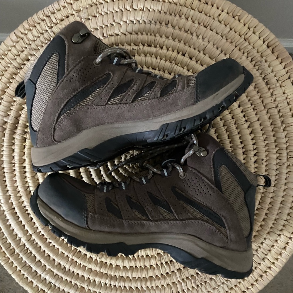 Women’s Columbia Hiking Boots!